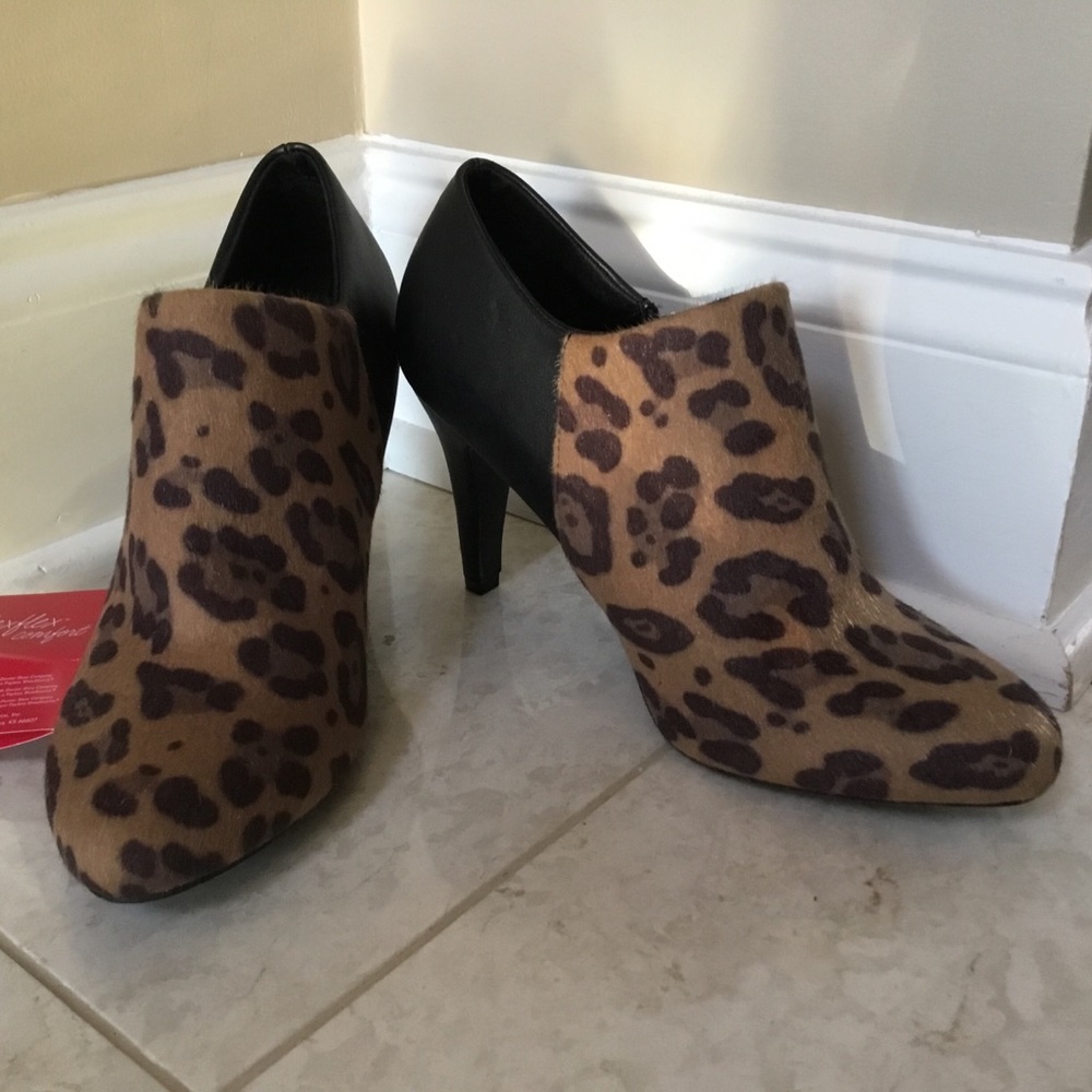 NWT DEXFLEX COMFORT leopard ankle booties boot 9 M